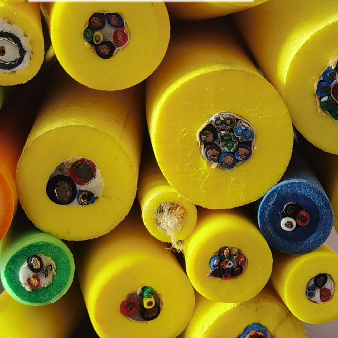 Floating Cable (Positive Buoyancy) — Lightweight Positively Buoyant Underwater Cable with Foam PE Insulation and PUR Jacket for Surface Floating, Buoy-Mounted, and Water-Level Applications